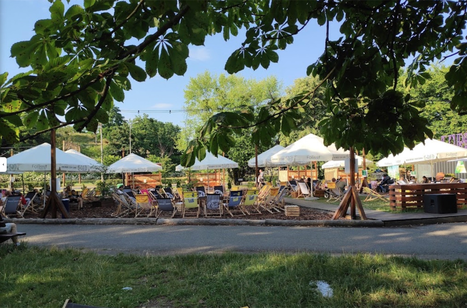 Outdoor café seating in the Borowska neighbourhood