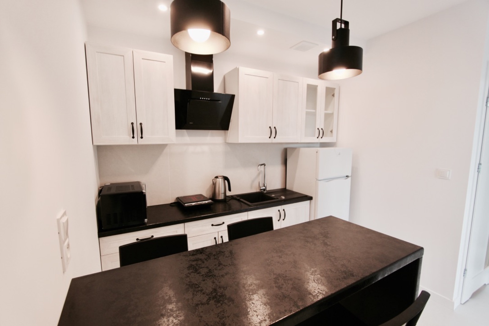 Kitchen cabinets, counter and cooking appliances in the Widok apartment