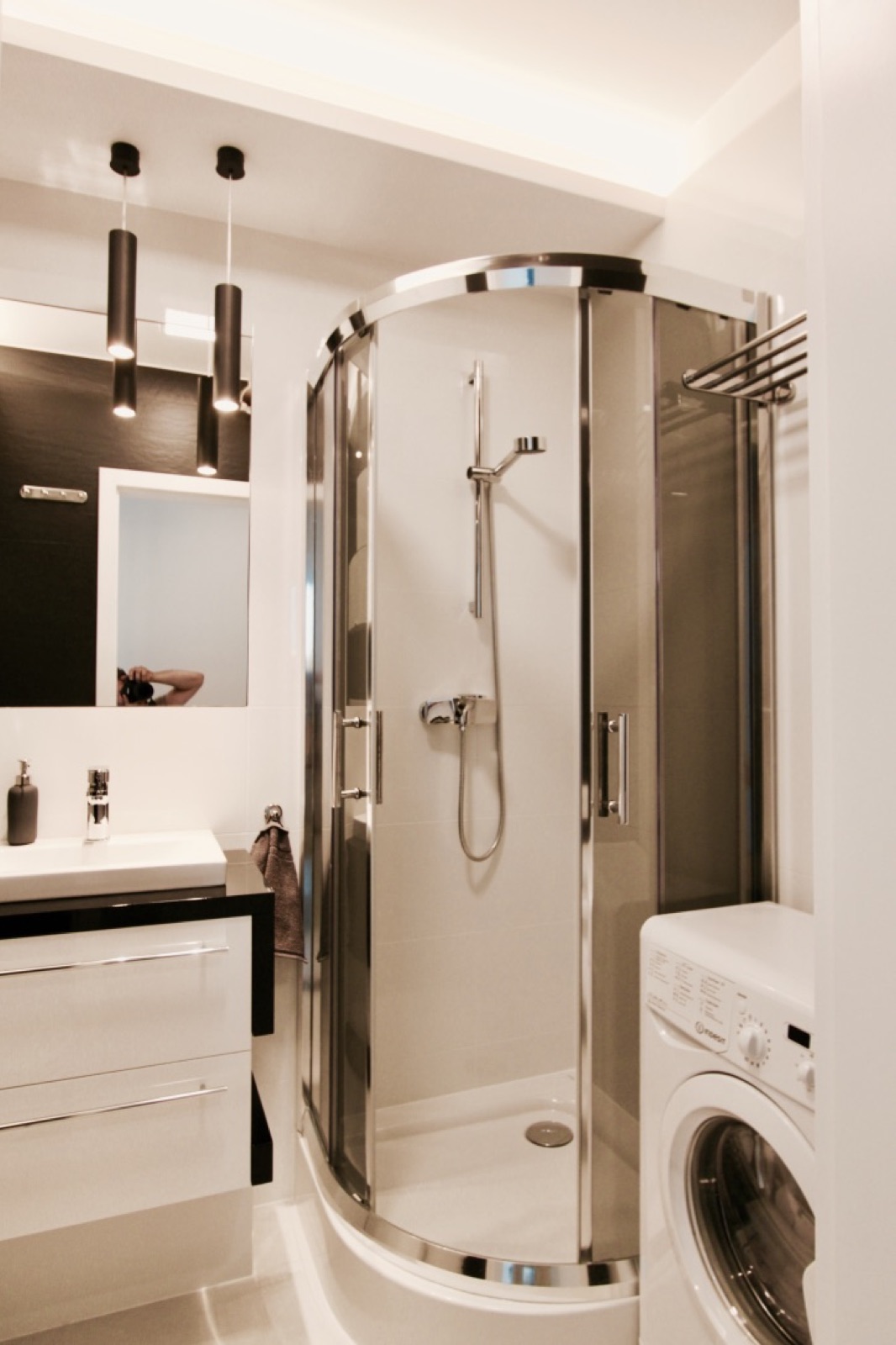 Shower, washbasin and washing machine in the shared bathroom